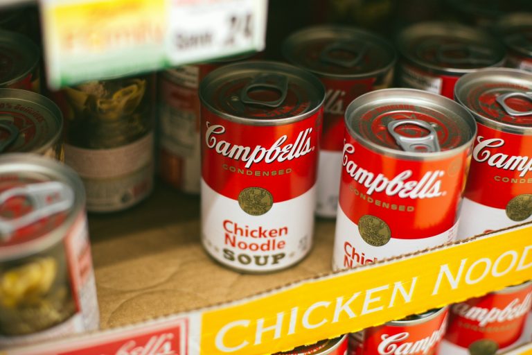 Quanto durano davvero i cibi in scatola? La risposta degli esperti ti sorprenderà Le lattine Campbells