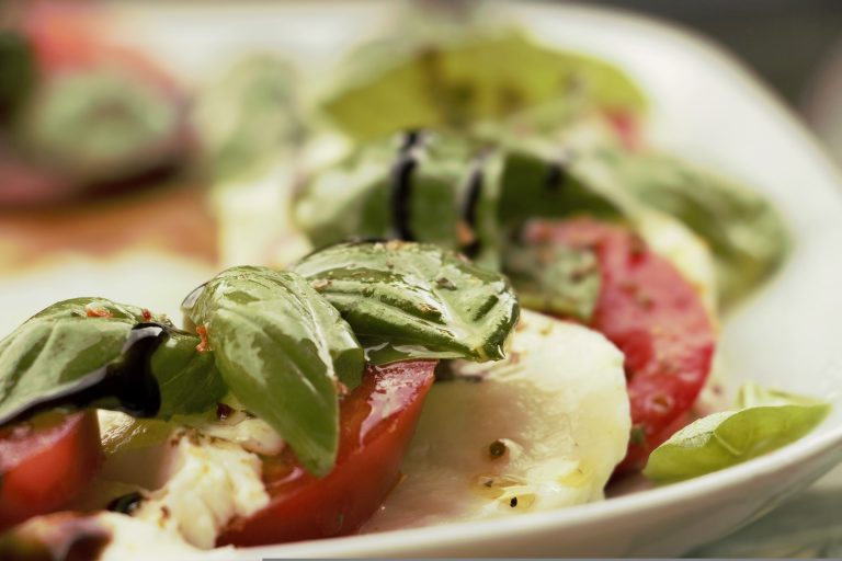 Mozzarella fresca come in caseificio? Basta un gesto (che non fai) caprese con mozzarella pomodoro e basilico ( fonte pixabay)
