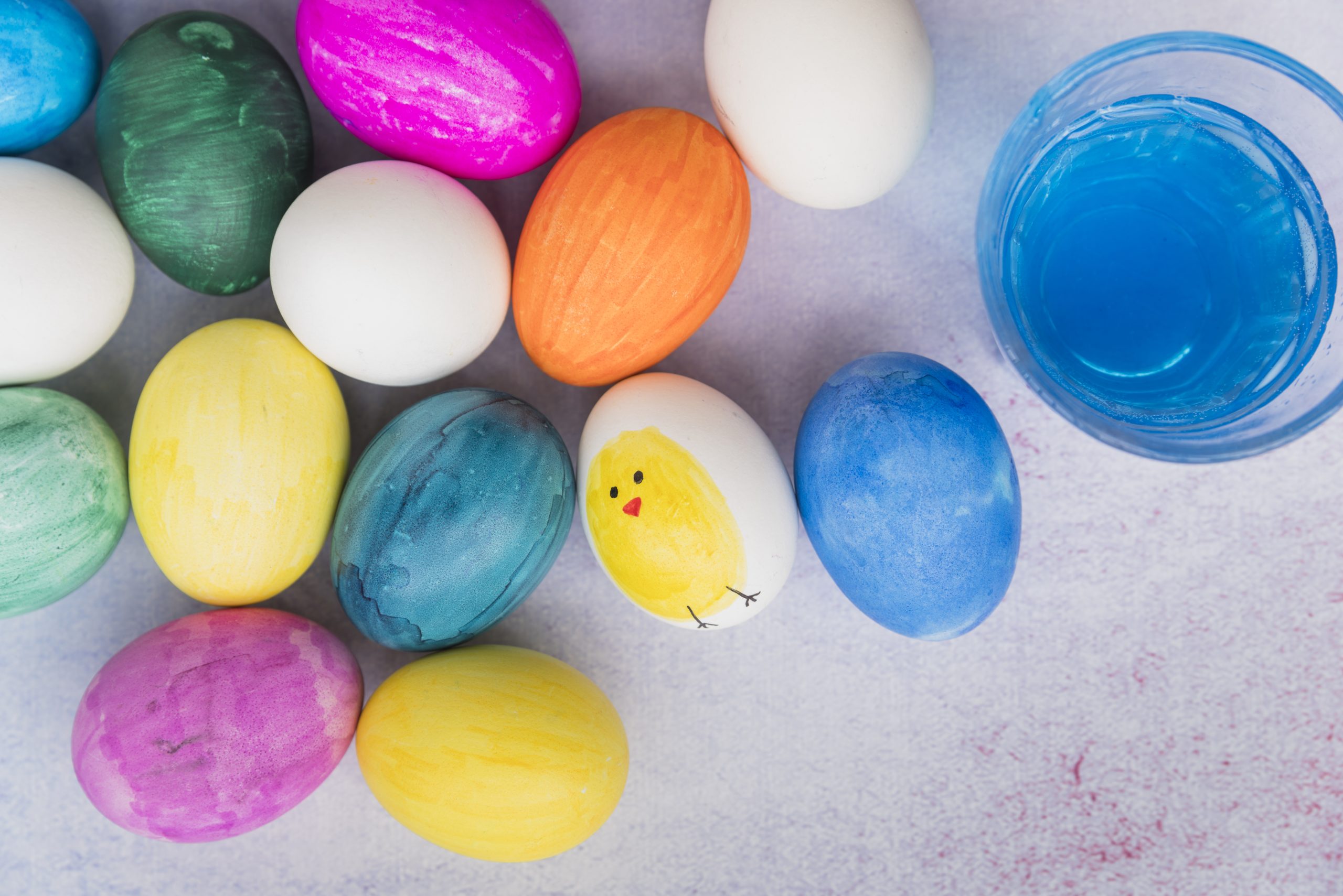 Uova colorate per Pasqua (fonte: FreePik)
