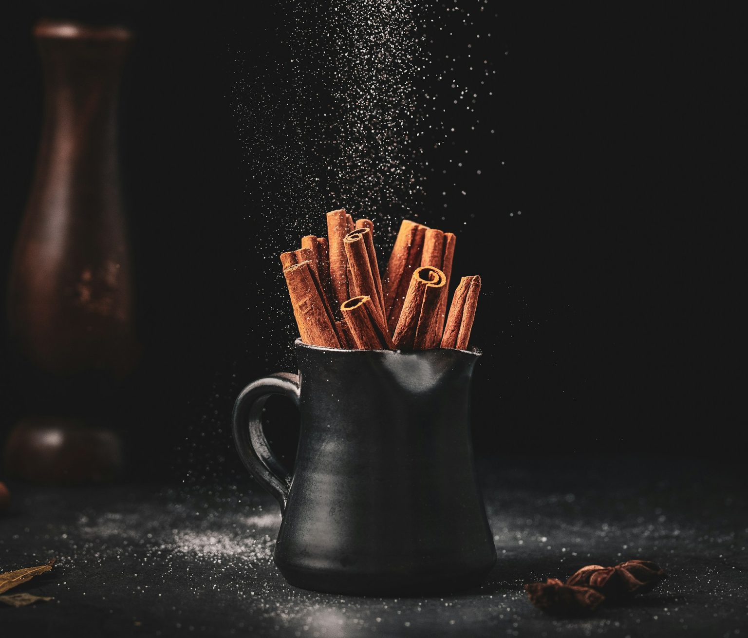Bastoncini di cannella in una tazza nera - Fonte: Unsplash