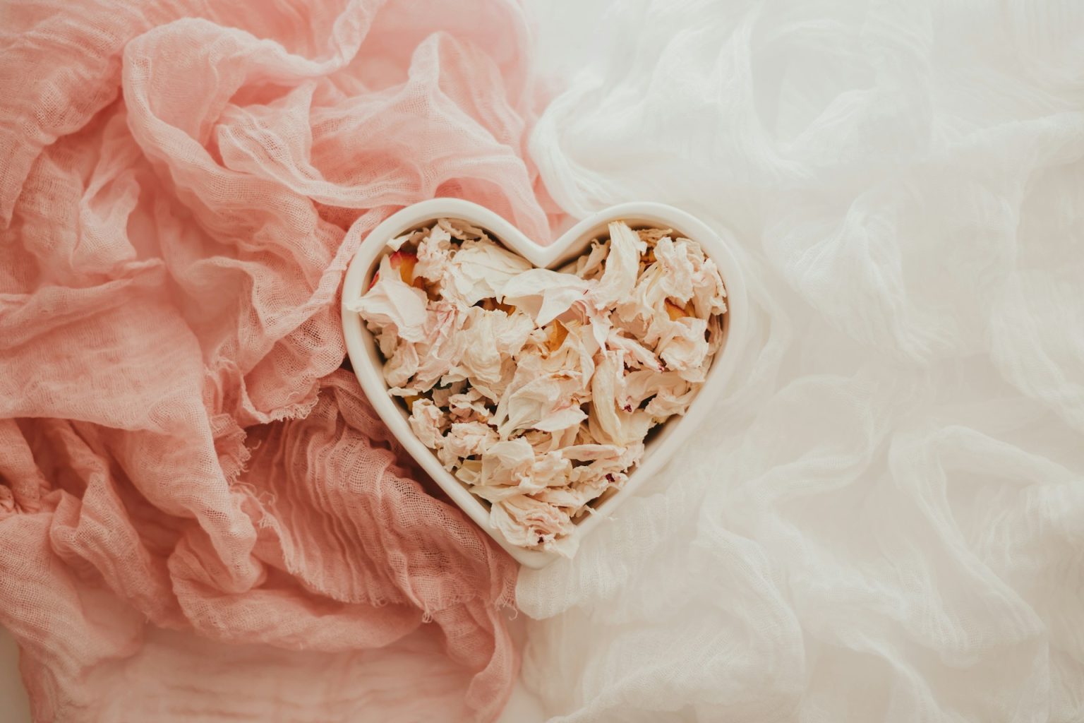 Cuore in ceramica con petali rosa