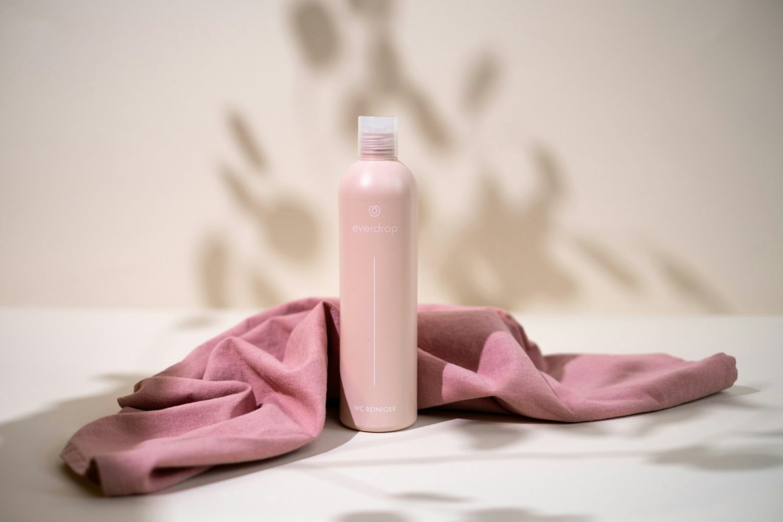Detergente e panno rosa